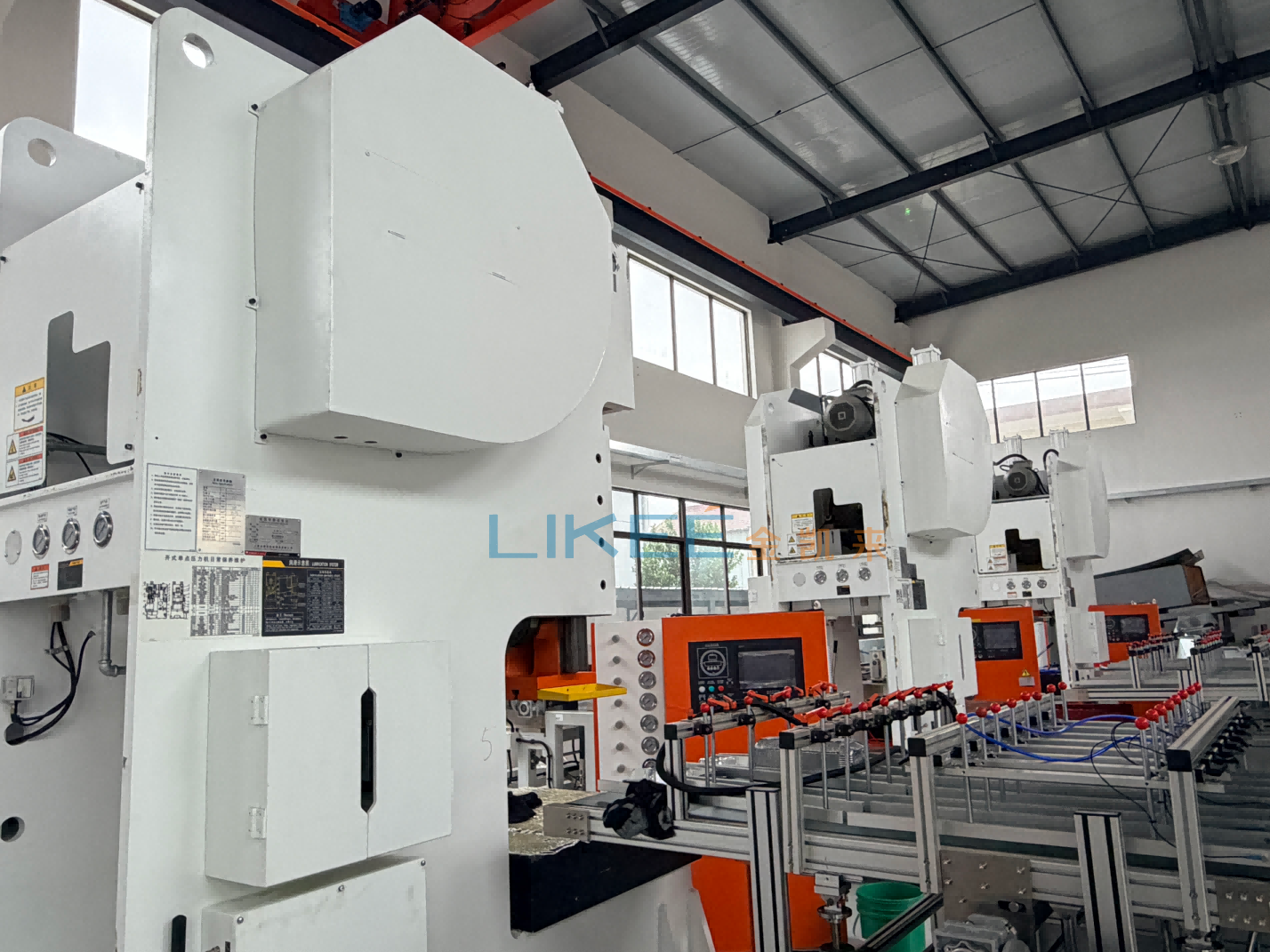 Máquina totalmente automática para fabricação de recipientes de folha de alumínio com empilhador e desenrolador. 6