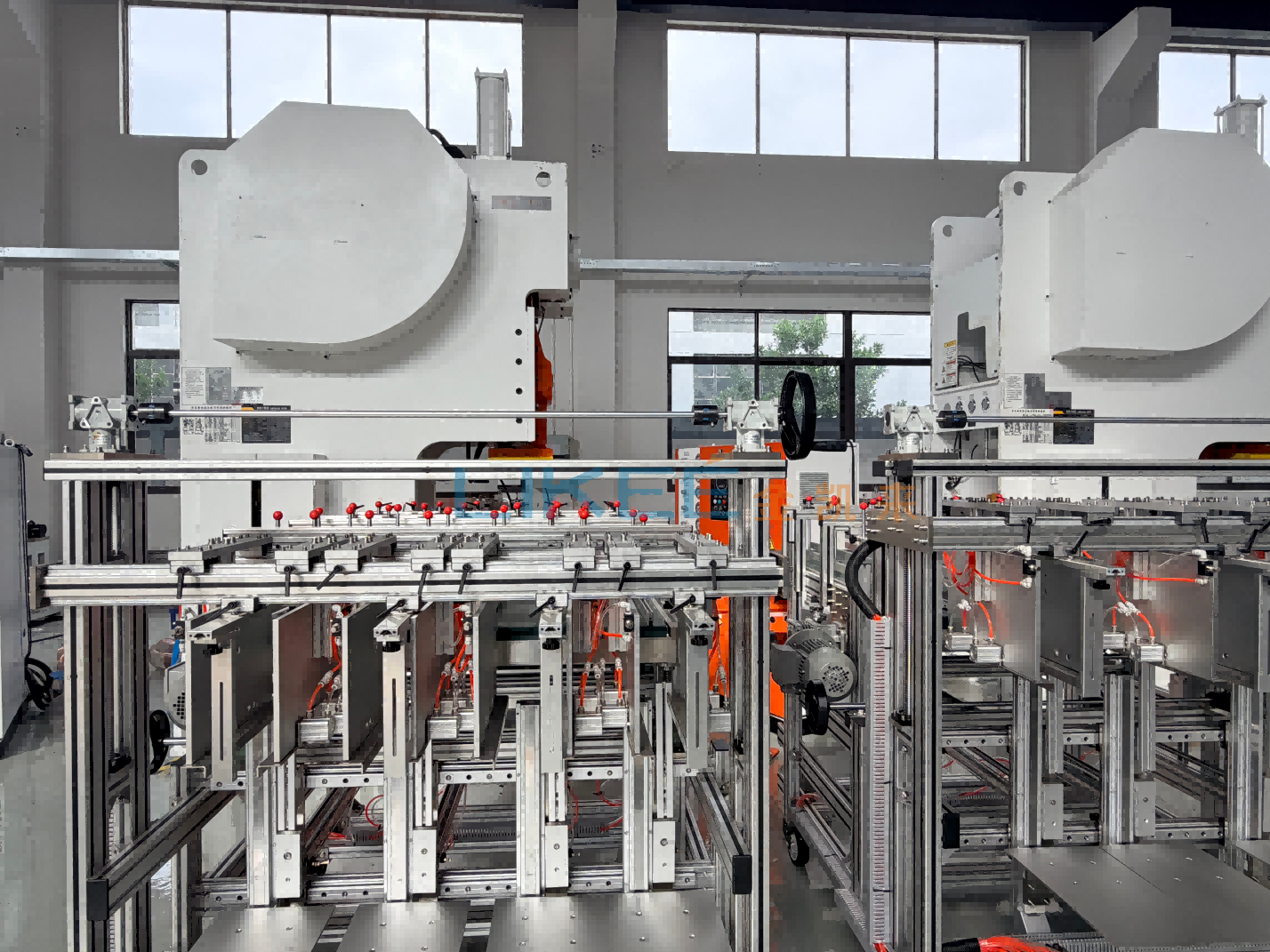Máquina totalmente automática para fabricação de recipientes de folha de alumínio com empilhador e desenrolador. 3