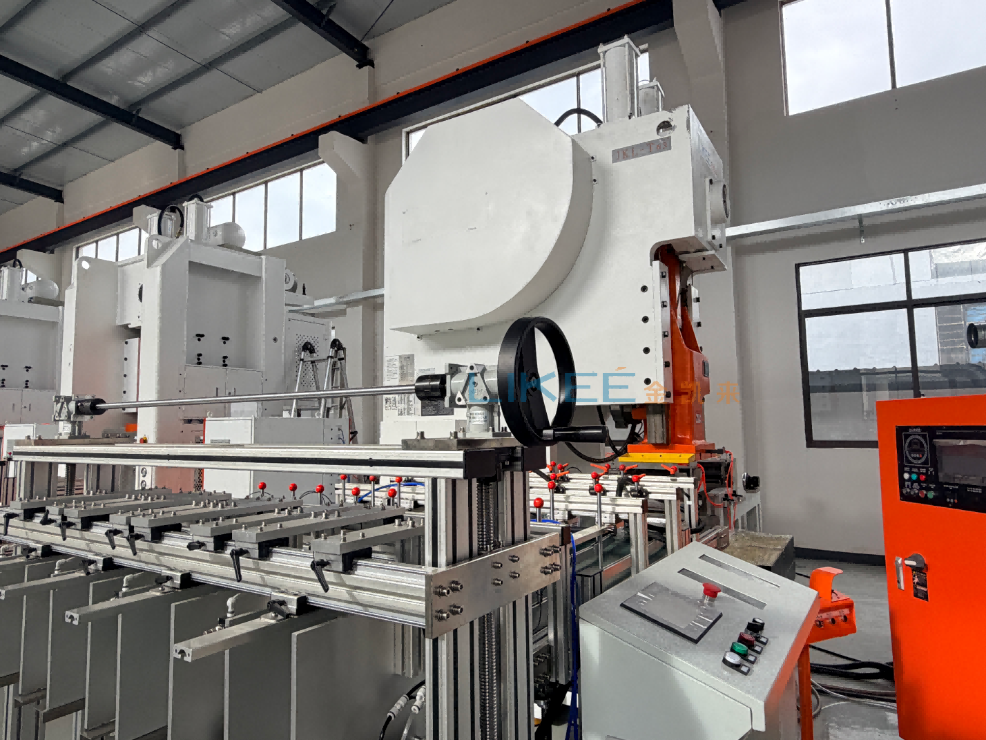 Máquina totalmente automática para fabricação de recipientes de folha de alumínio com empilhador e desenrolador. 4