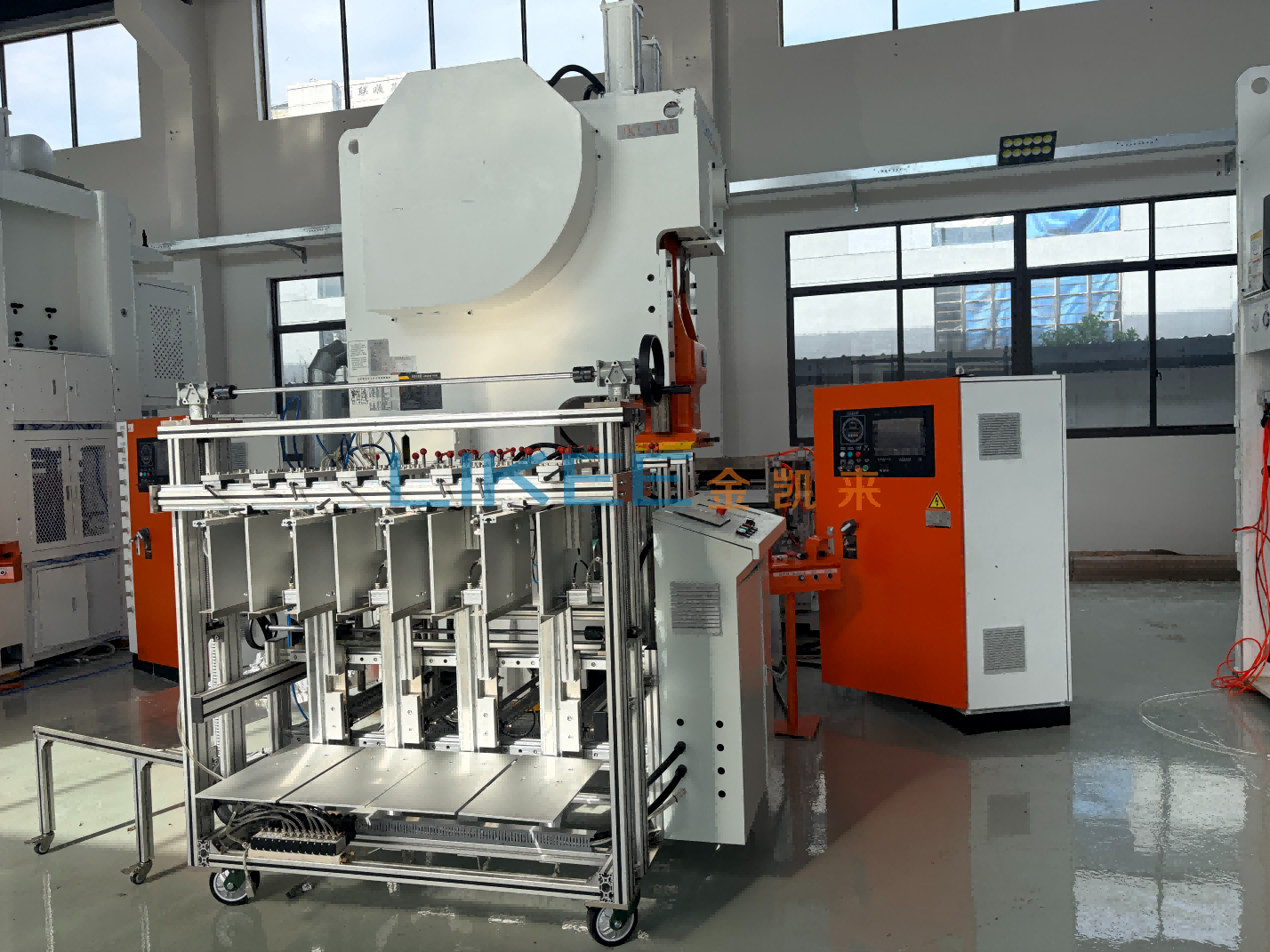 Máquina automática LK-T63 para fabricação de recipientes de alumínio de 63 toneladas | Linha de prensagem de 3 cavidades para bandejas pequenas e médias 4