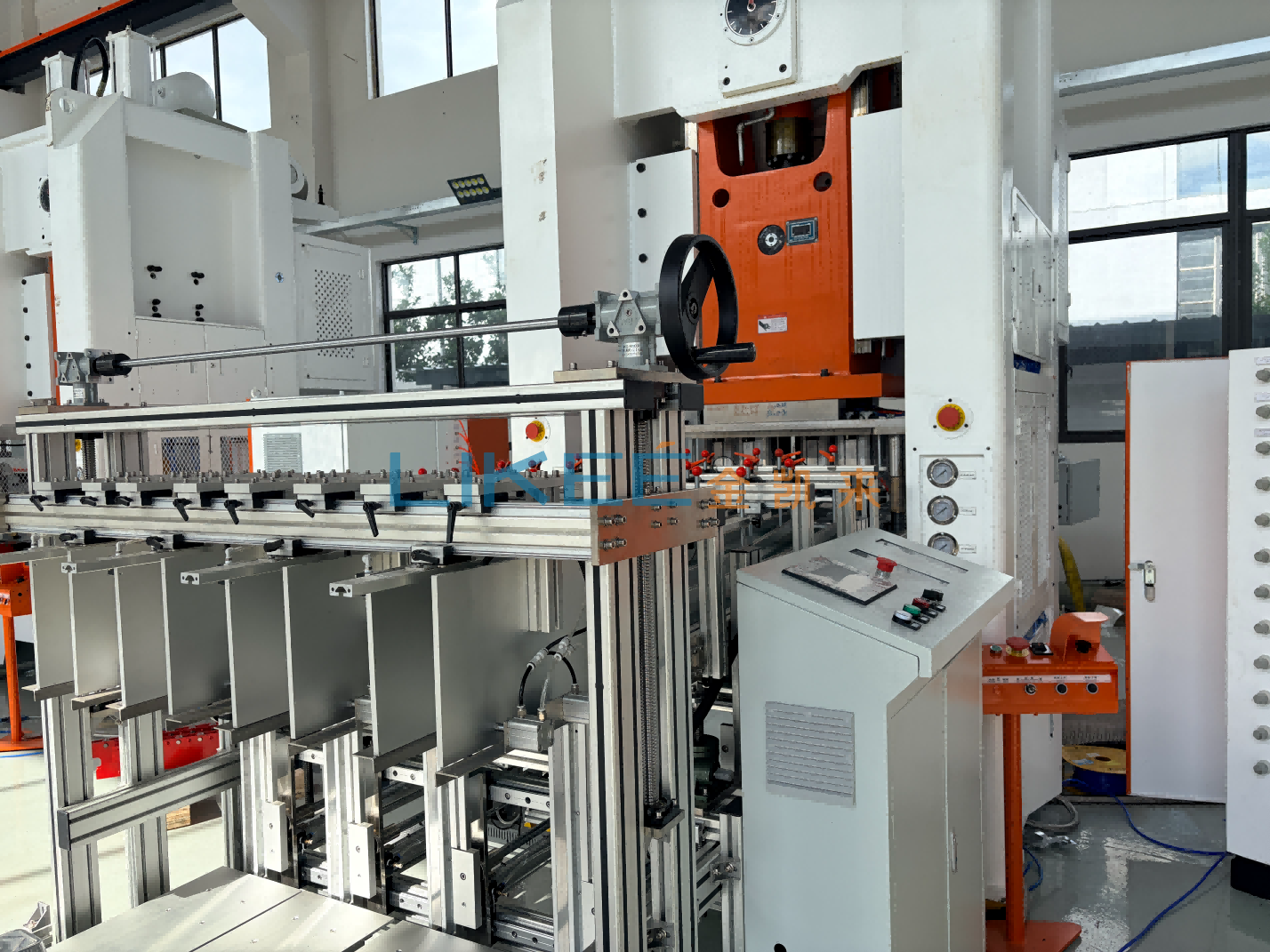 Máquina LK-T80 para fabricar envases de aluminio de alta producción: 9000-12000 unidades/hora, funcionamiento 24/7. 2