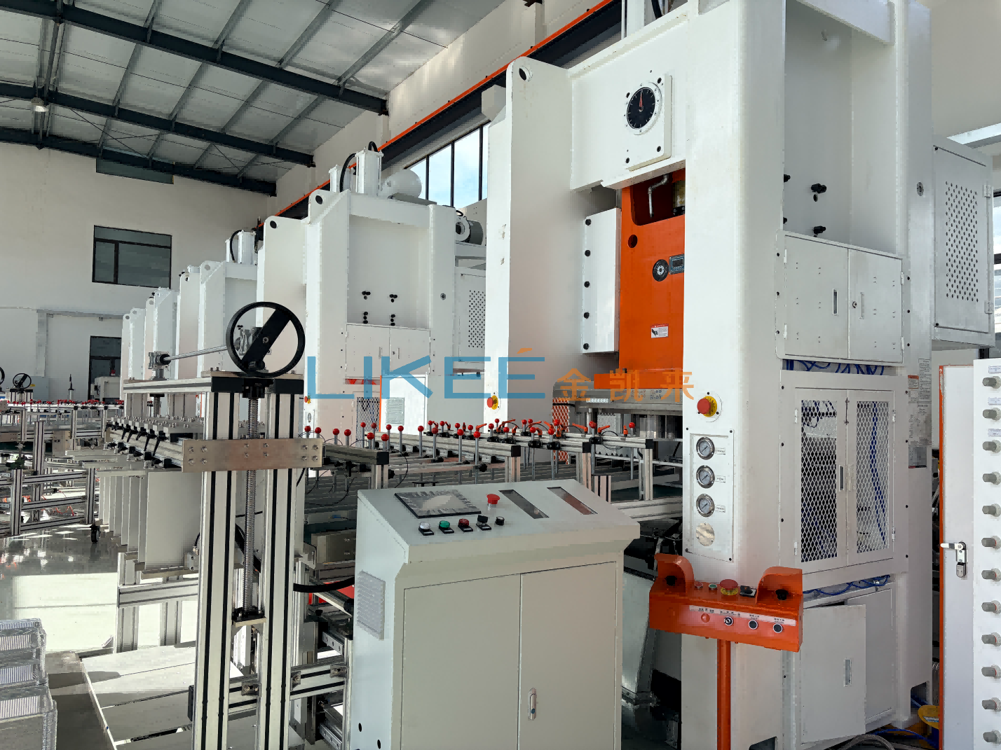 Prensa formadora de envases de aluminio LK-T80 de alta durabilidad. Más de 10 años de vida útil. Bajo mantenimiento. 2