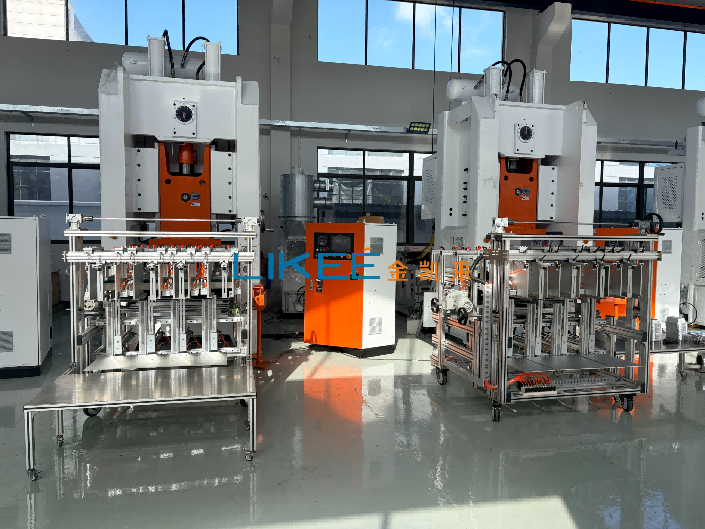 Máquina LK-T80 para fabricar envases de aluminio de alta producción: 9000-12000 unidades/hora, funcionamiento 24/7. 3
