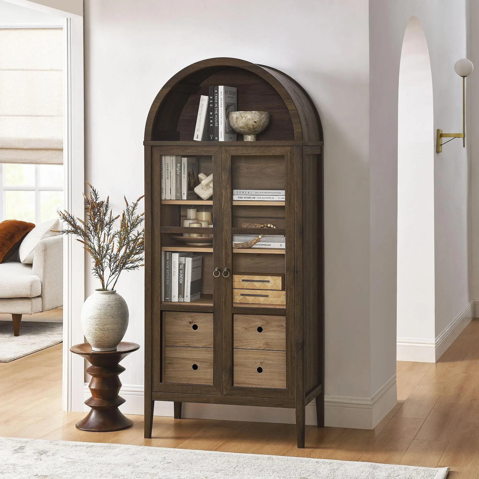 Armoire de rangement arquée de 71 pouces de hauteur Modway Nolan Modern Farmhouse en grain de bois de noyer et de noyer - Bibliothèque à 4 niveaux avec portes et étagères en verre - Armoire d&39;appoint en arche pour le salon 1