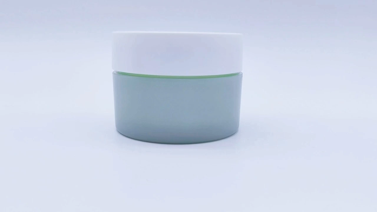 Glamoroso tarro cilíndrico para crema de PP translúcido verde de 120 g con cuchara para herramientas de belleza 1