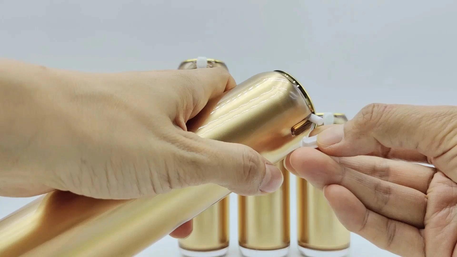 Envases cosméticos en botellas de plástico PET de 100 ml, 55 ml, 35 ml y 20 ml con baño dorado en varios tamaños. 1