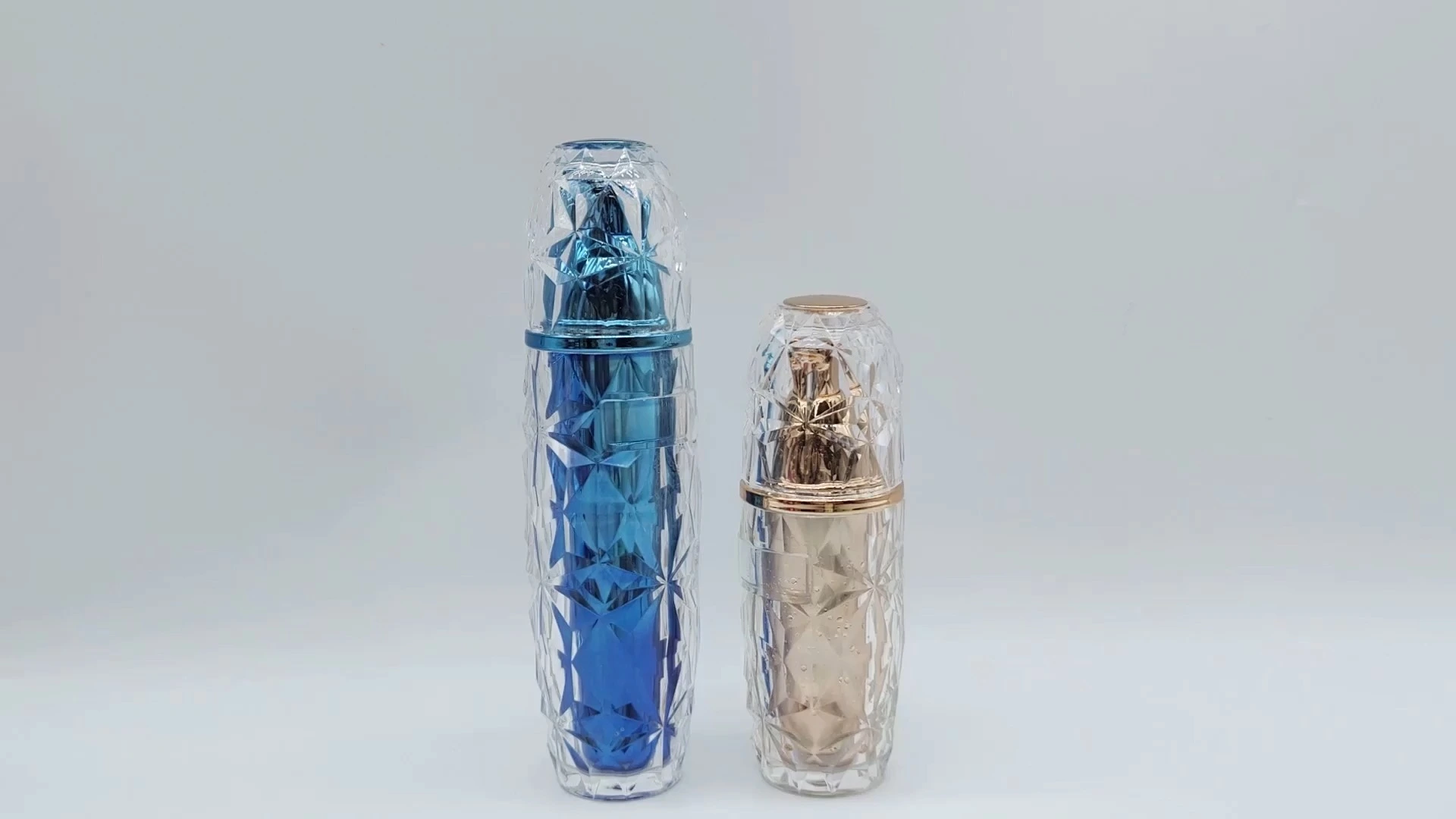 Botellas de plástico PET de doble pared transparentes, con diseño en azul y dorado, para loción, esencia, champú y cosméticos. 1