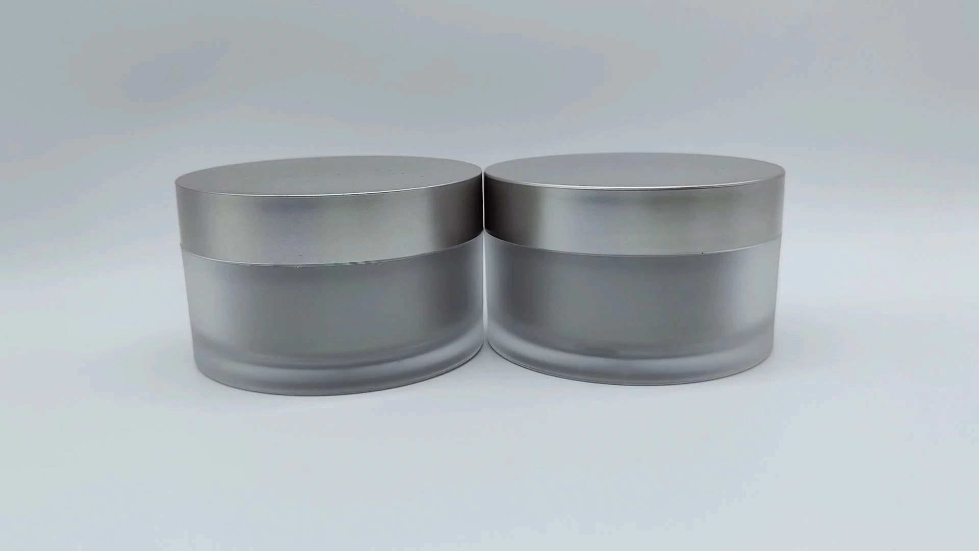 Frascos de crema de PET de 155 ml con tapa galvanizada plateada, fabricados por Glamorous Factory. 1
