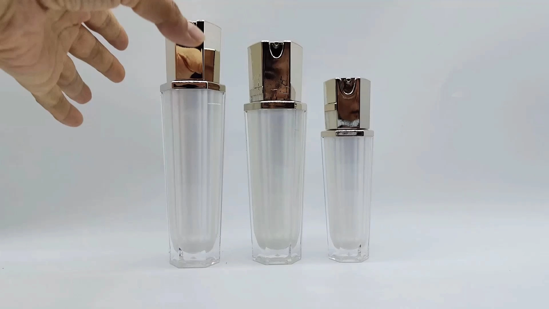Venta al por mayor de fábrica, 90 ml, 80 ml, 35 ml, forma prismática, loción, esencia, champú, cosmético, envases de PE, plástico, PS y PET. 1