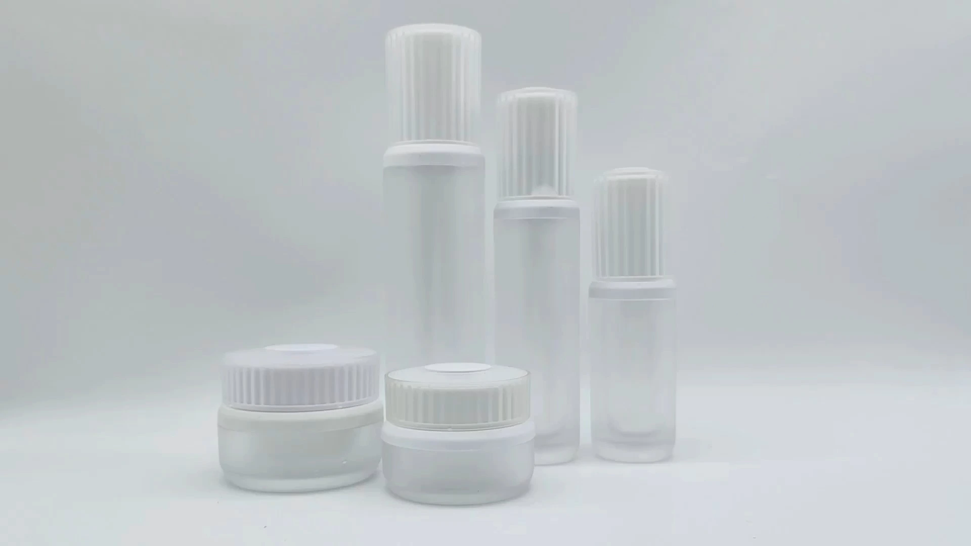 Venta al por mayor de fábrica, envases de PE, plástico, PS y PET con acabado mate antideslizantes de 110 ml, 50 ml y 35 ml para loción, esencia y champú. 1