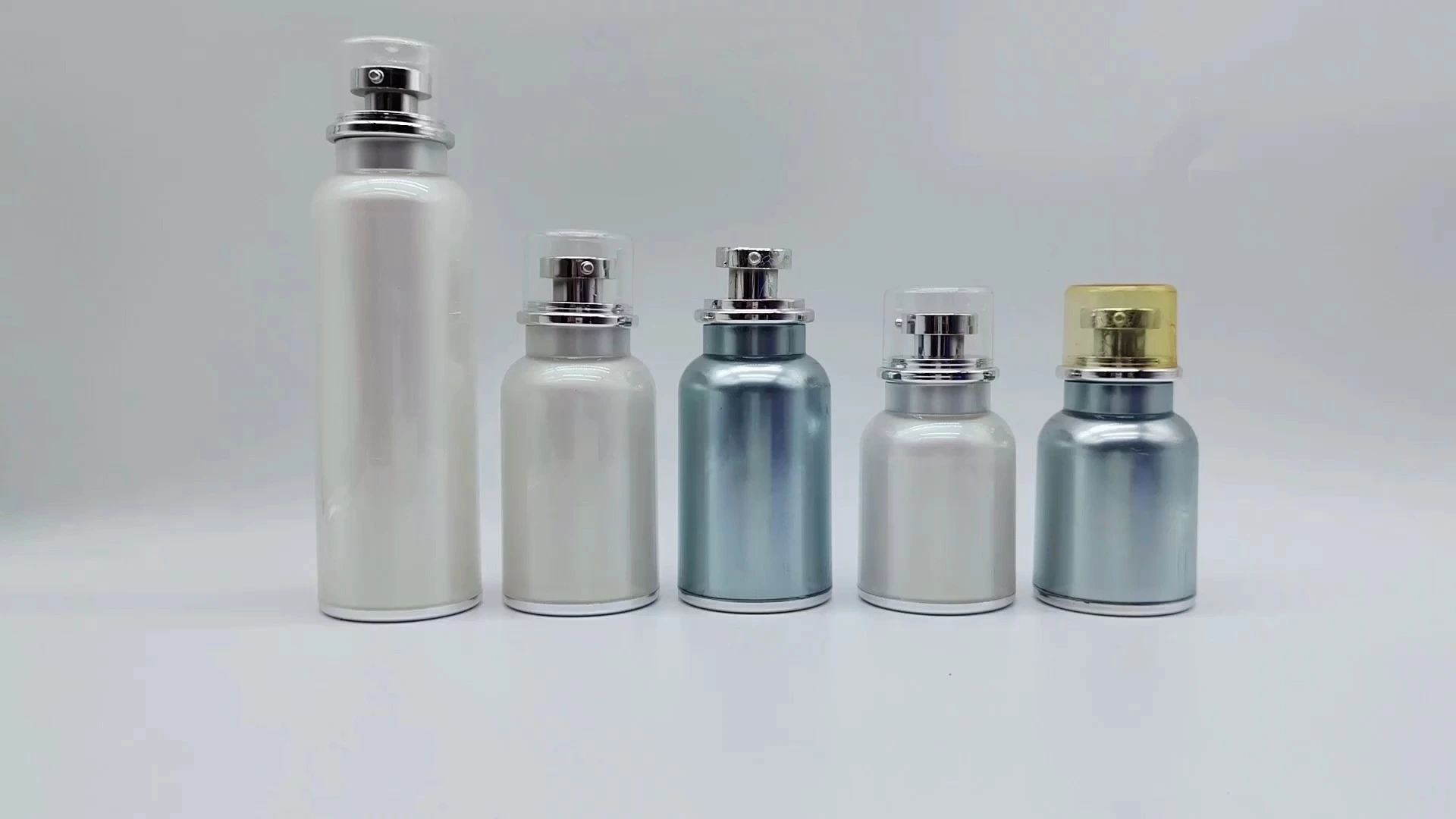 Recubrimiento fluorescente blanco perla o azul, envase de loción, esencia, champú, 120 ml, 60 ml, 40 ml, PE-PET, PS-PET, botellas cosméticas con bomba galvanizada plateada. 1