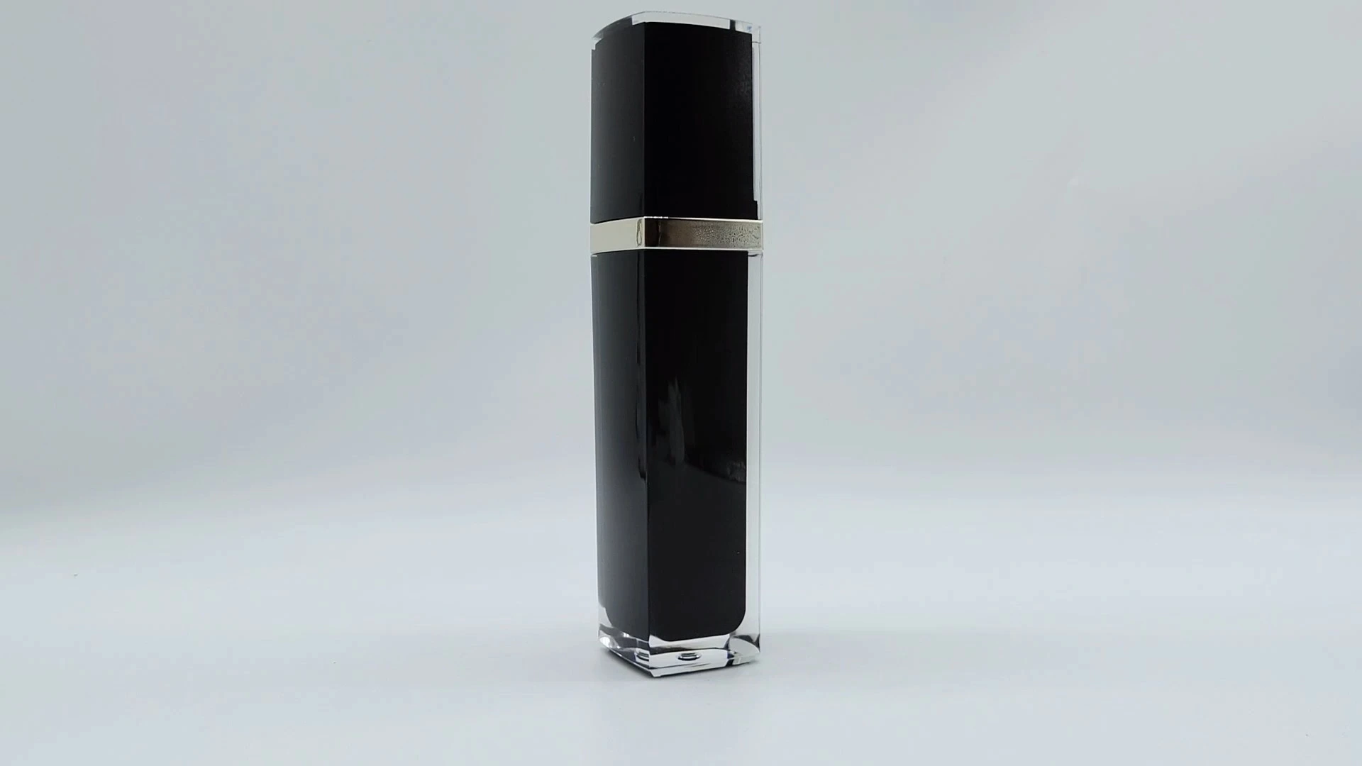 Envase cuadrado de 60 ml para loción, champú, esencia y espuma, de color negro, en envases de PE, plástico, PS y PET, con bomba dorada y tapa negra. 1