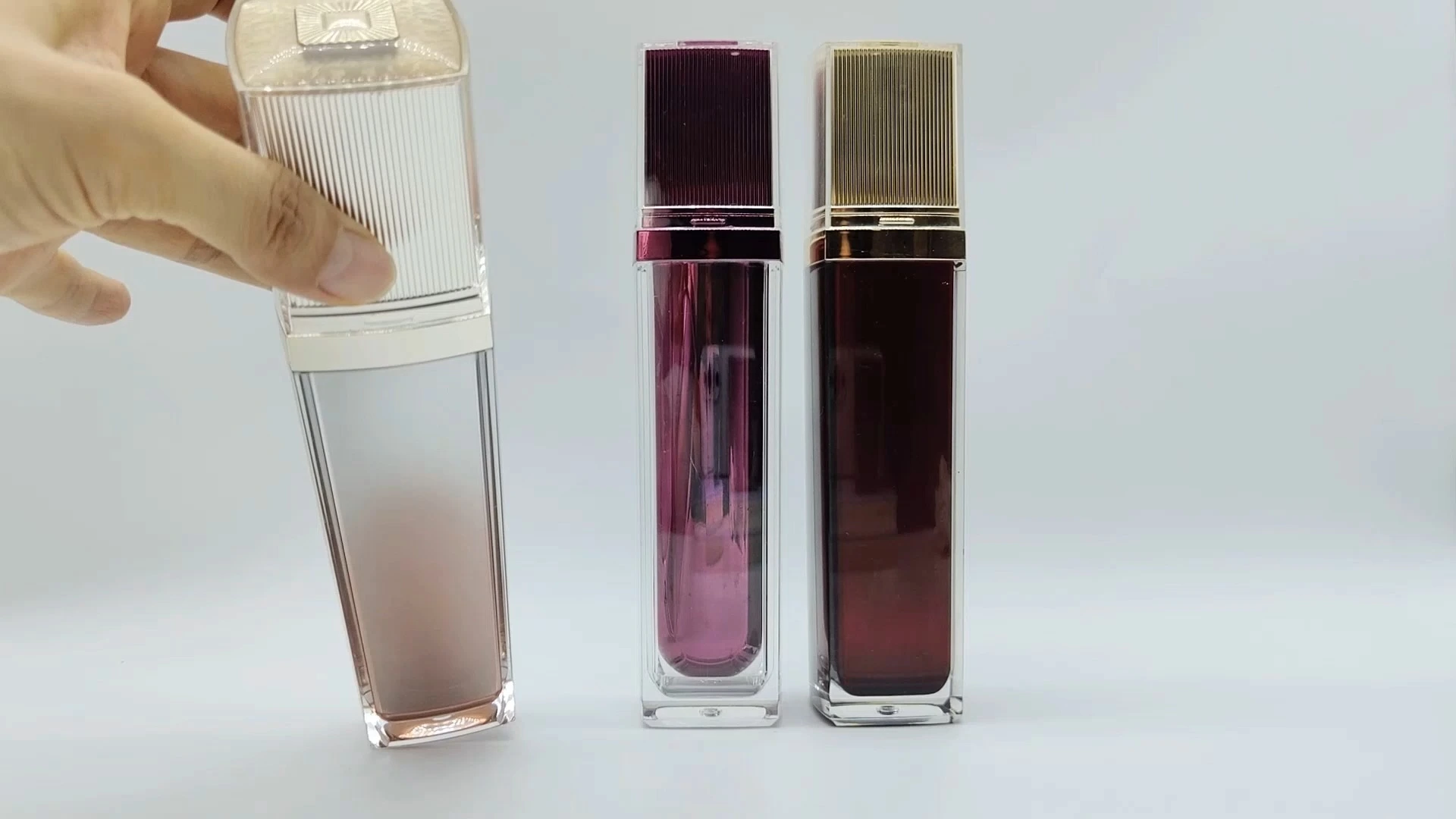 Envase de espuma para loción, champú y esencia de 110 ml, de aspecto transparente y con efecto degradado interior de color rosa claro, púrpura y rojo vino, de doble pared, de PE-Plástico-PS-PET. 1
