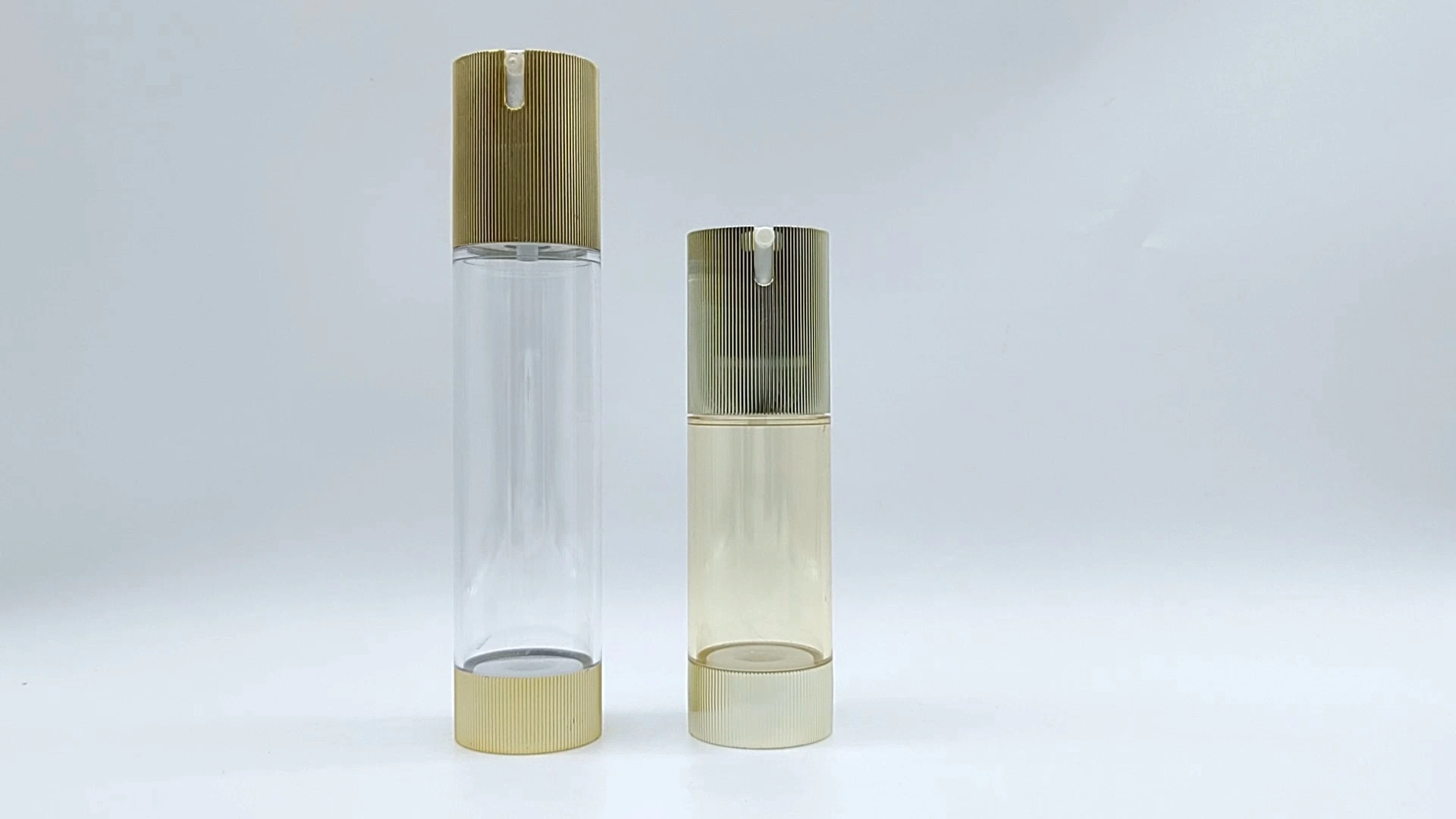 Venta al por mayor de fábrica, envases transparentes de espuma para loción, champú y esencia de 100 ml y 60 ml, de PE, plástico, PS y PET, con base y tapa doradas. 1