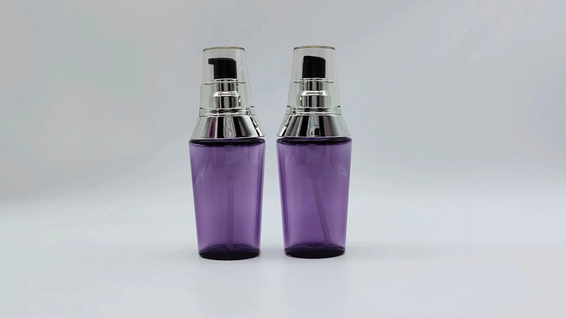 Botella morada transparente con bomba galvanizada plateada. Envase de espuma para loción, champú y esencia de 60 ml. Envases de PE, plástico, PS y PET. 1