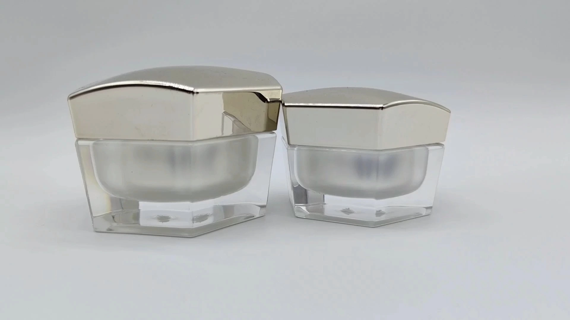 Frascos de plástico PE-AS para cremas faciales, cuidado de la piel y manos, con tapa galvanizada de acrílico transparente de doble pared, forma de pentágono, 50 ml y 30 ml. 1