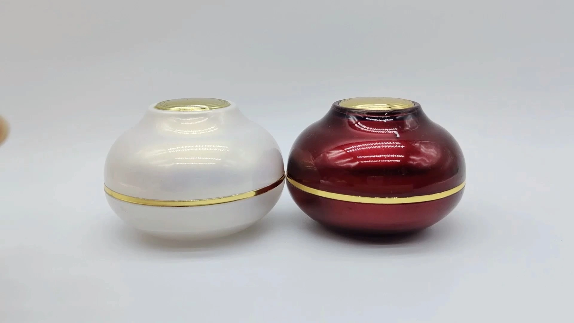 Frascos de plástico PE-AS para cremas faciales y de manos, de forma redonda, pulidos, color blanco perla/rojo vino, de 50 ml y 30 ml. 1