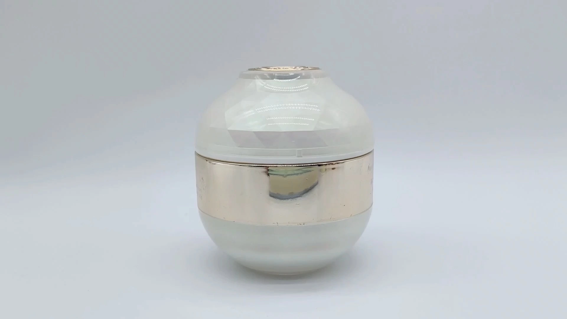 Envase de plástico PE-AS para cremas faciales y de manos, para el cuidado de la piel, de 30 ml y 50 ml, con tapón de rosca clásico blanco perla y acabado galvanizado dorado. Envase cosmético. 1
