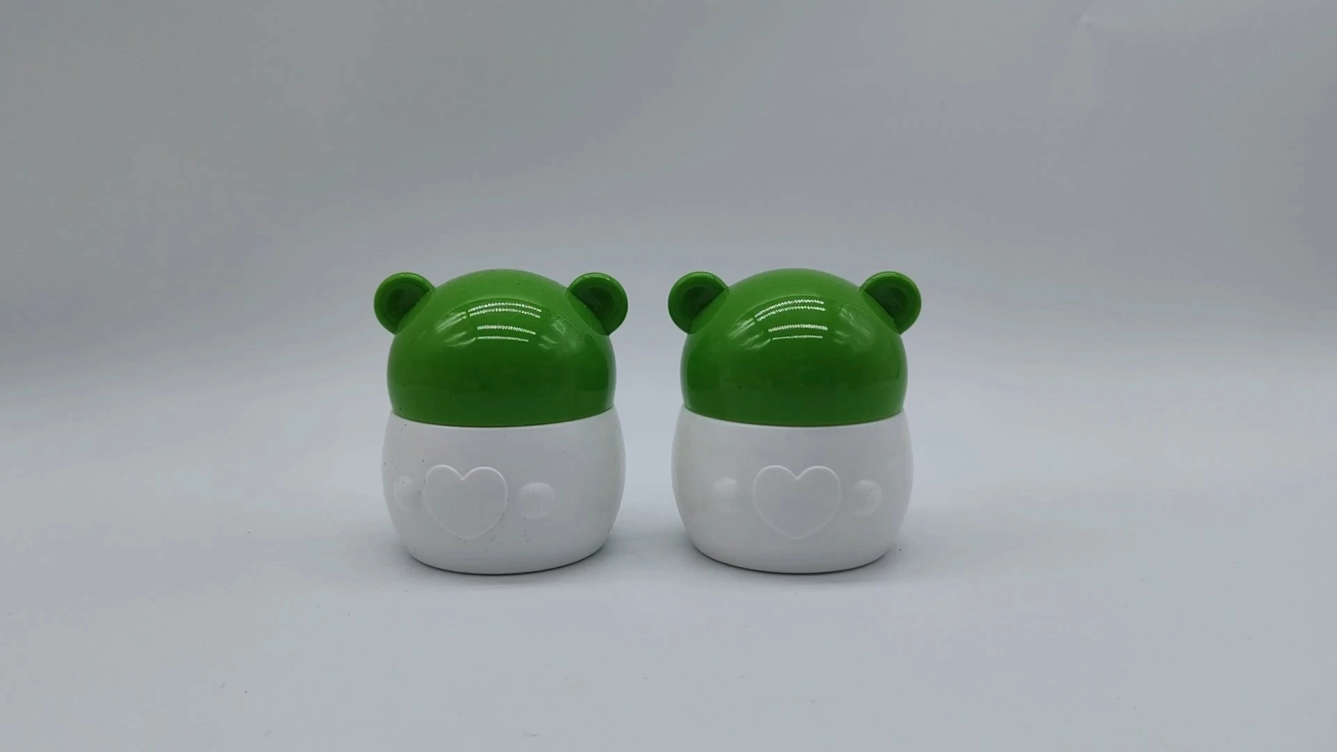 Envase de crema para el cuidado de la piel facial, de manos y manos, de plástico PE, personalizado, OEM/ODM, con diseño infantil encantador, blanco/verde, en forma de oso, 50 ml, envases cosméticos 1