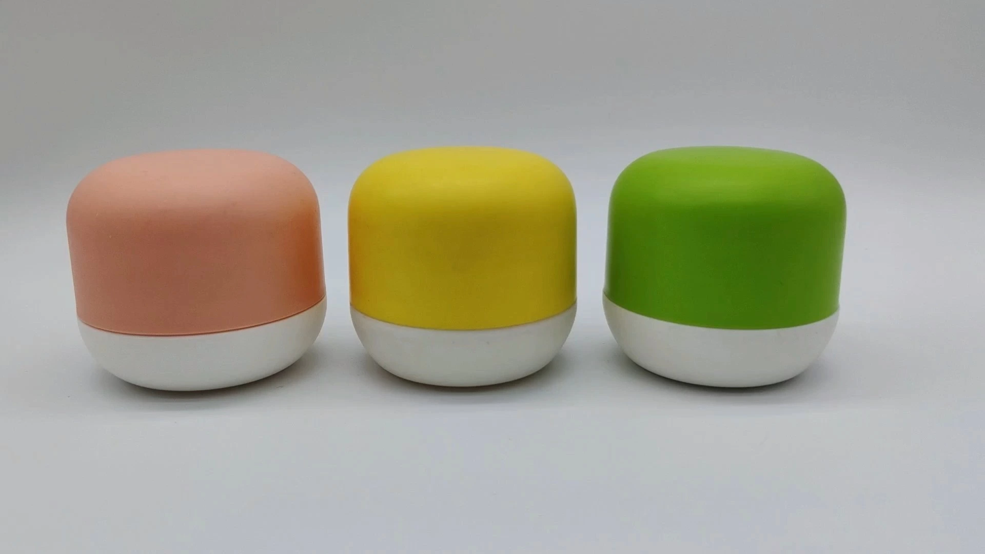 Frascos de plástico PE para cremas faciales y de manos, personalizados, redondos, de una sola forma y en diferentes colores, con superficie mate, de 50 ml, para el cuidado de la piel. 1