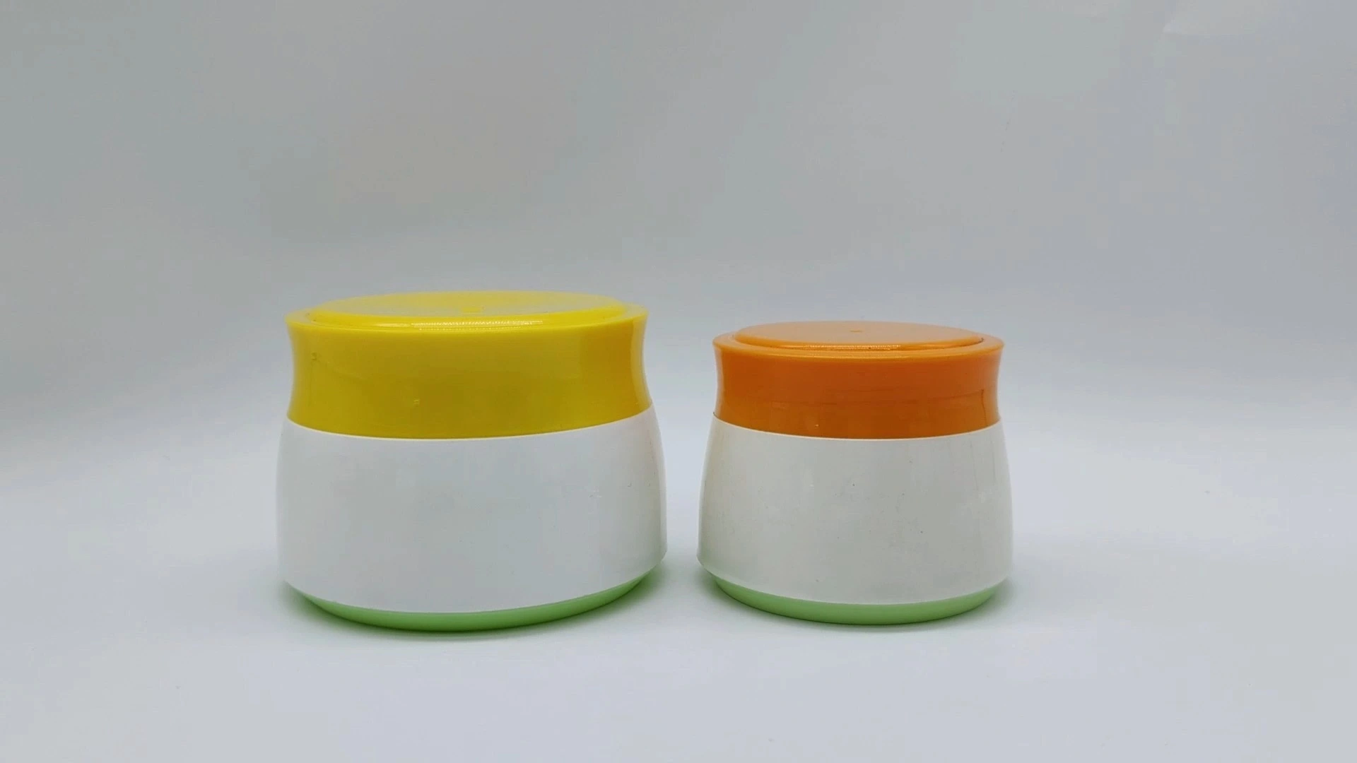 Kundenspezifischer, dreifarbig gestalteter, runder 140-ml-75-ml-Kunststoff-PE-Behälter für Gesichts- und Handhautpflegecremes, Kosmetikverpackungsgläser 1