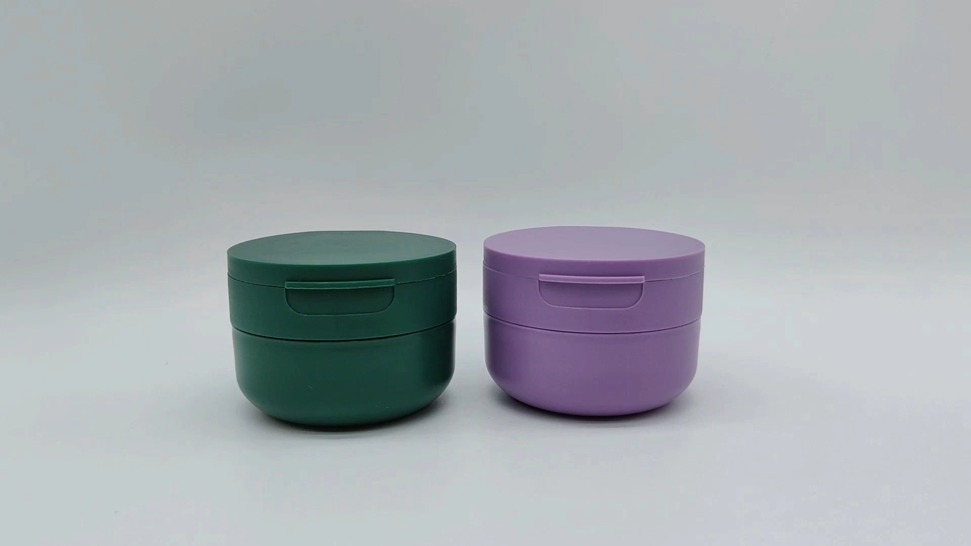 Envase de plástico PE de 80 ml con tapa abatible, de boca ancha, color verde oscuro/morado, para cremas faciales y cosméticas. 1