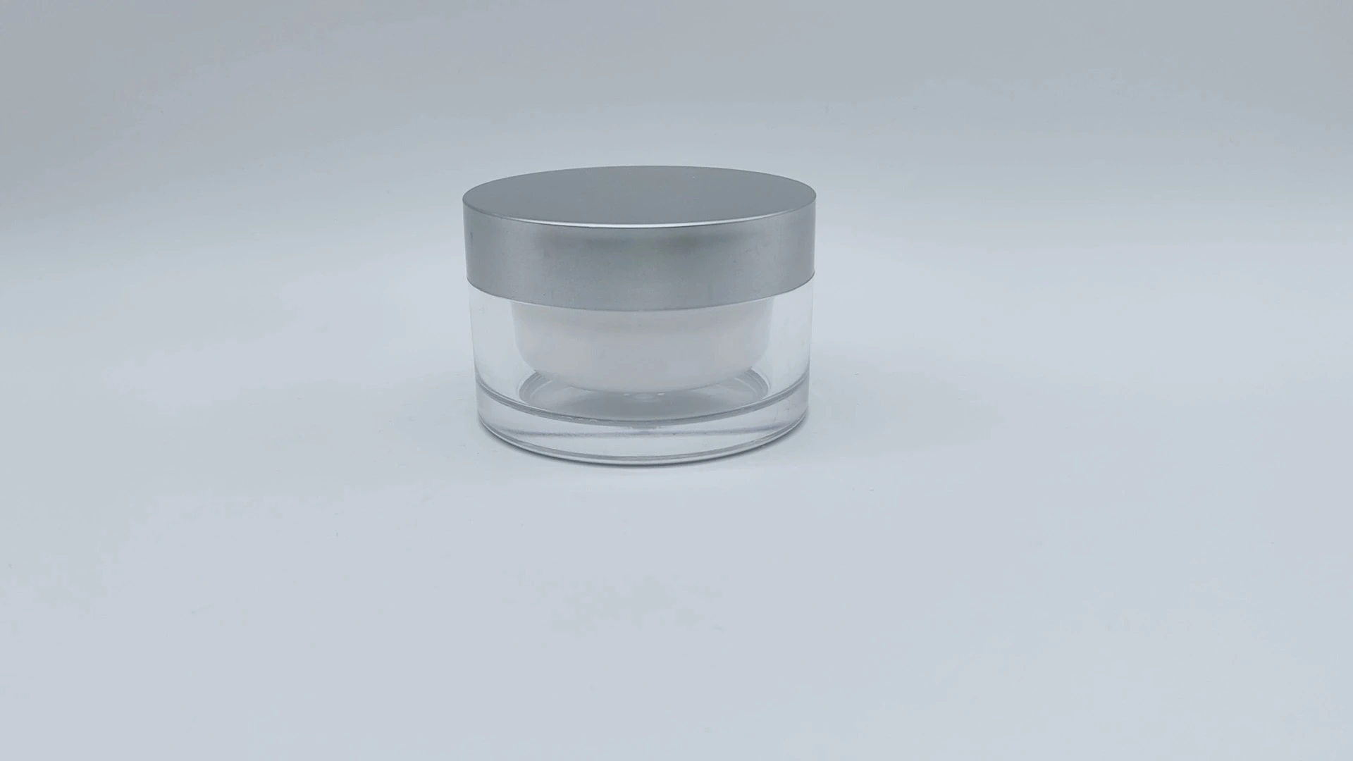 Frasco redondo de doble pared transparente, personalizado, de alta gama, con interior blanco y tapa plateada, de plástico PE de 55 ml, para cremas faciales, cuidado de la piel y manos, envases cosméticos. 1