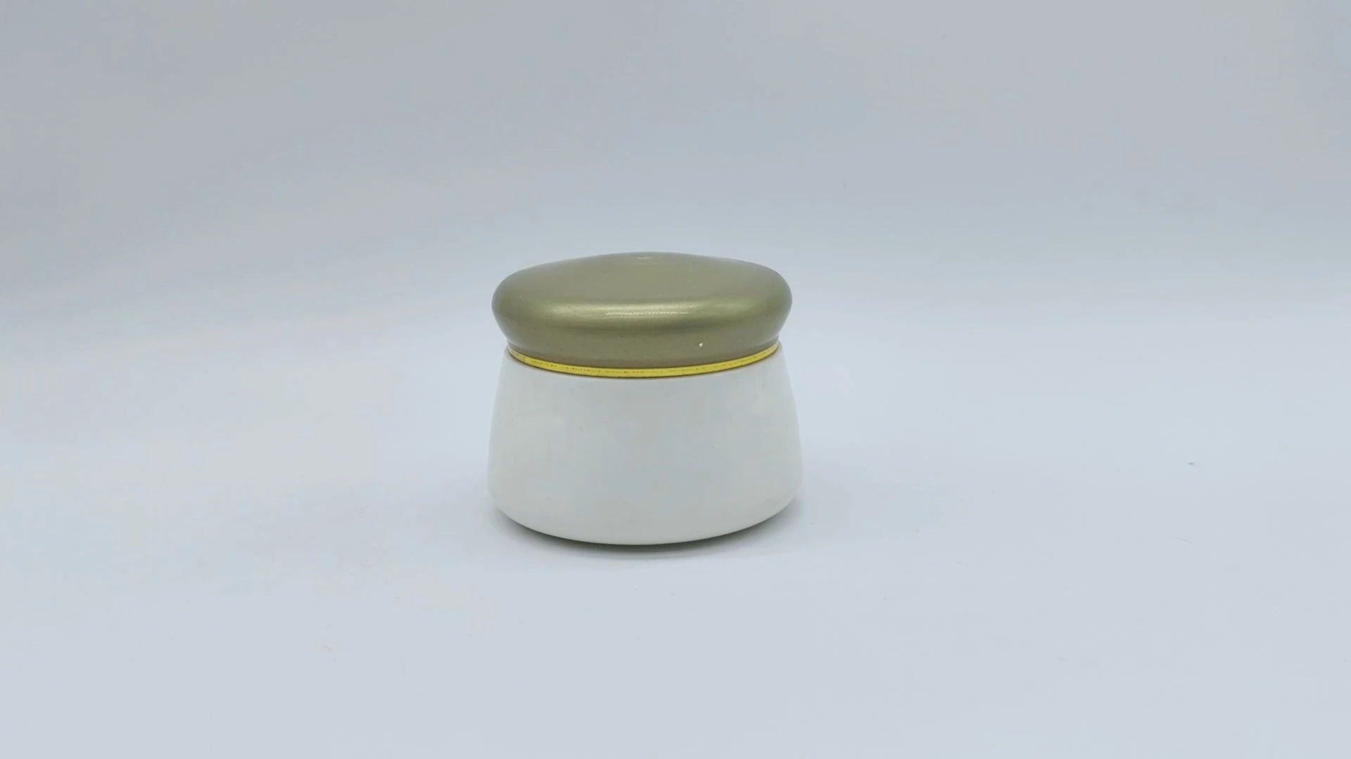 Tarro redondo personalizable blanco con tapa de rosca dorada, de 60 ml, de plástico PE, ideal para cremas faciales y de manos, ideal para el cuidado de la piel. 1