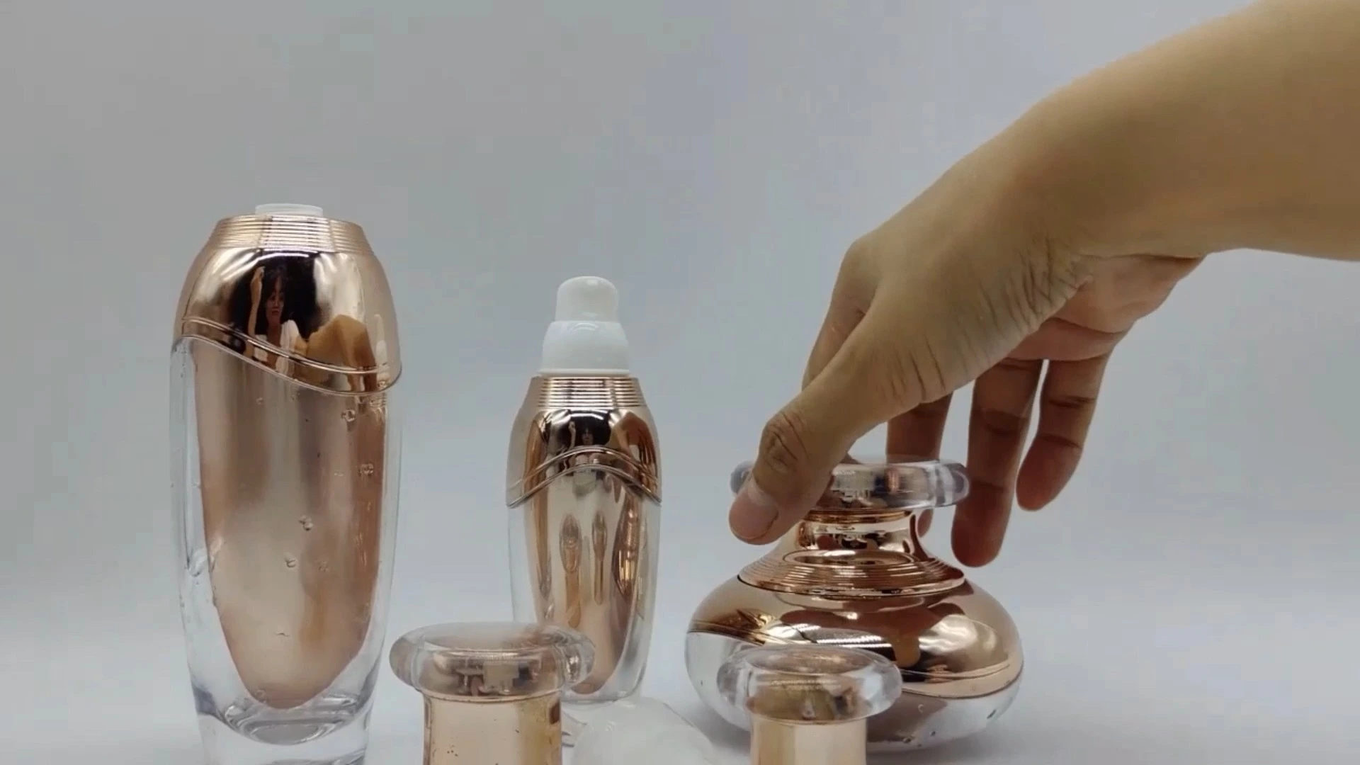 Luxury Custom Round Interior Golden Plastic PE AS Facial Hand Skin Care Cream Container Cosmetic Packaging Jars with Lids 1