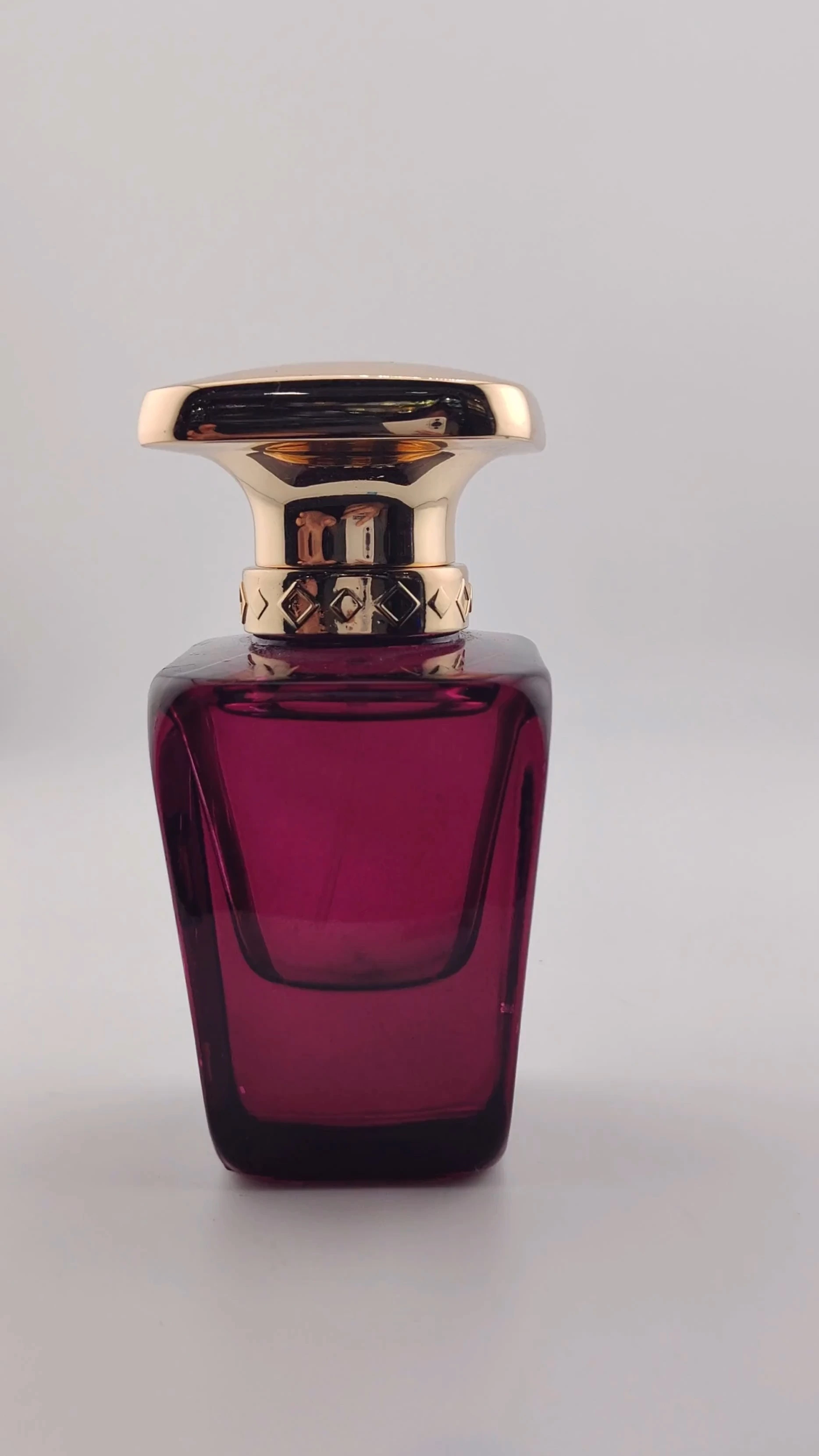 Botella de perfume de nuevo diseño glamoroso Botella de perfume morada Botella de perfume exquisita Diseño único Botella de perfume transparente vacía Botella de perfume de 30 ml 50 ml 100 ml 1