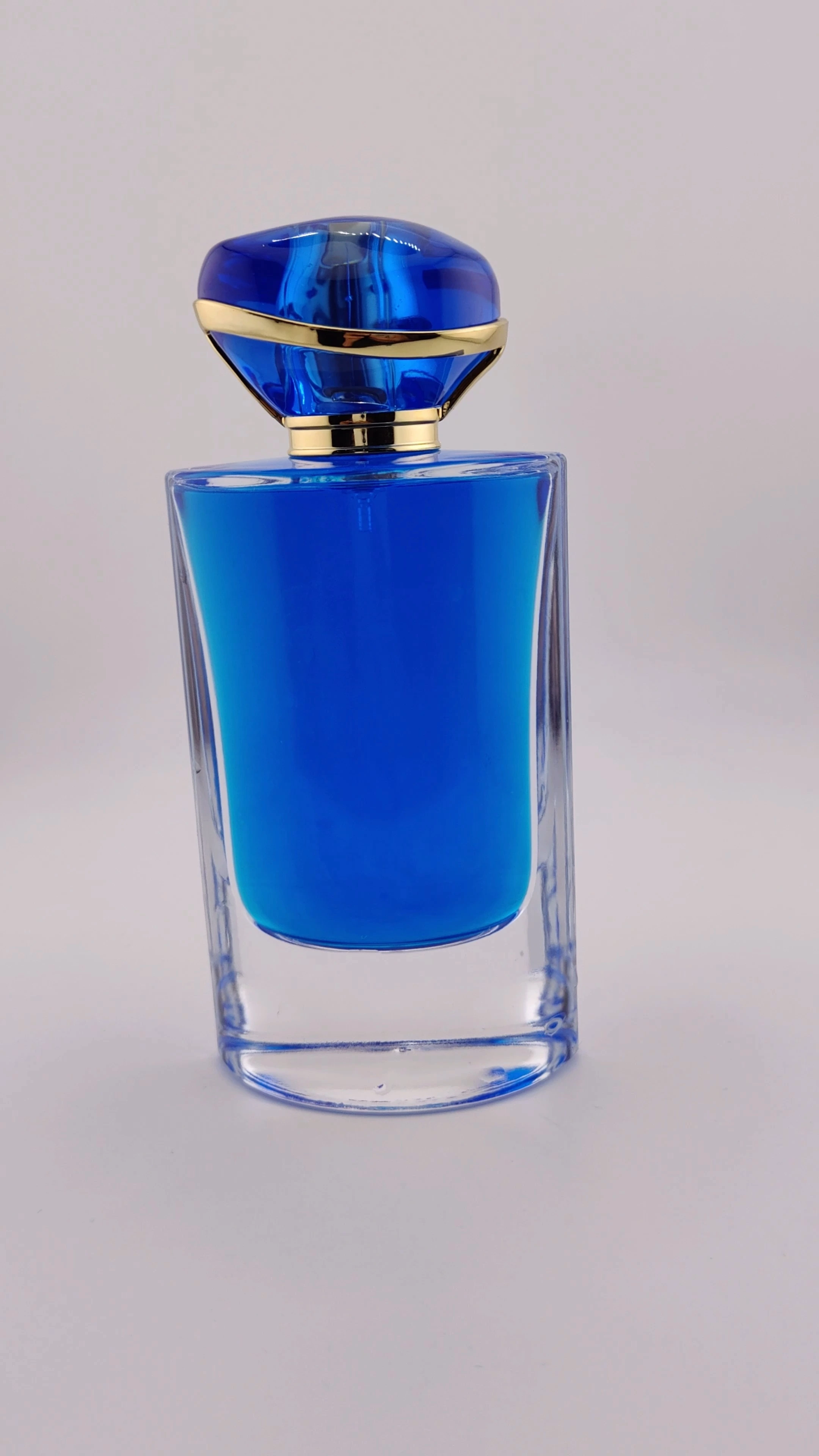 Botella de perfume de nuevo diseño glamoroso color azul, botella de perfume personalizada, botella de perfume transparente vacía de 30 ml, 50 ml, 100 ml, botella de perfume de vidrio con tapa, botella de perfume de lujo. 1
