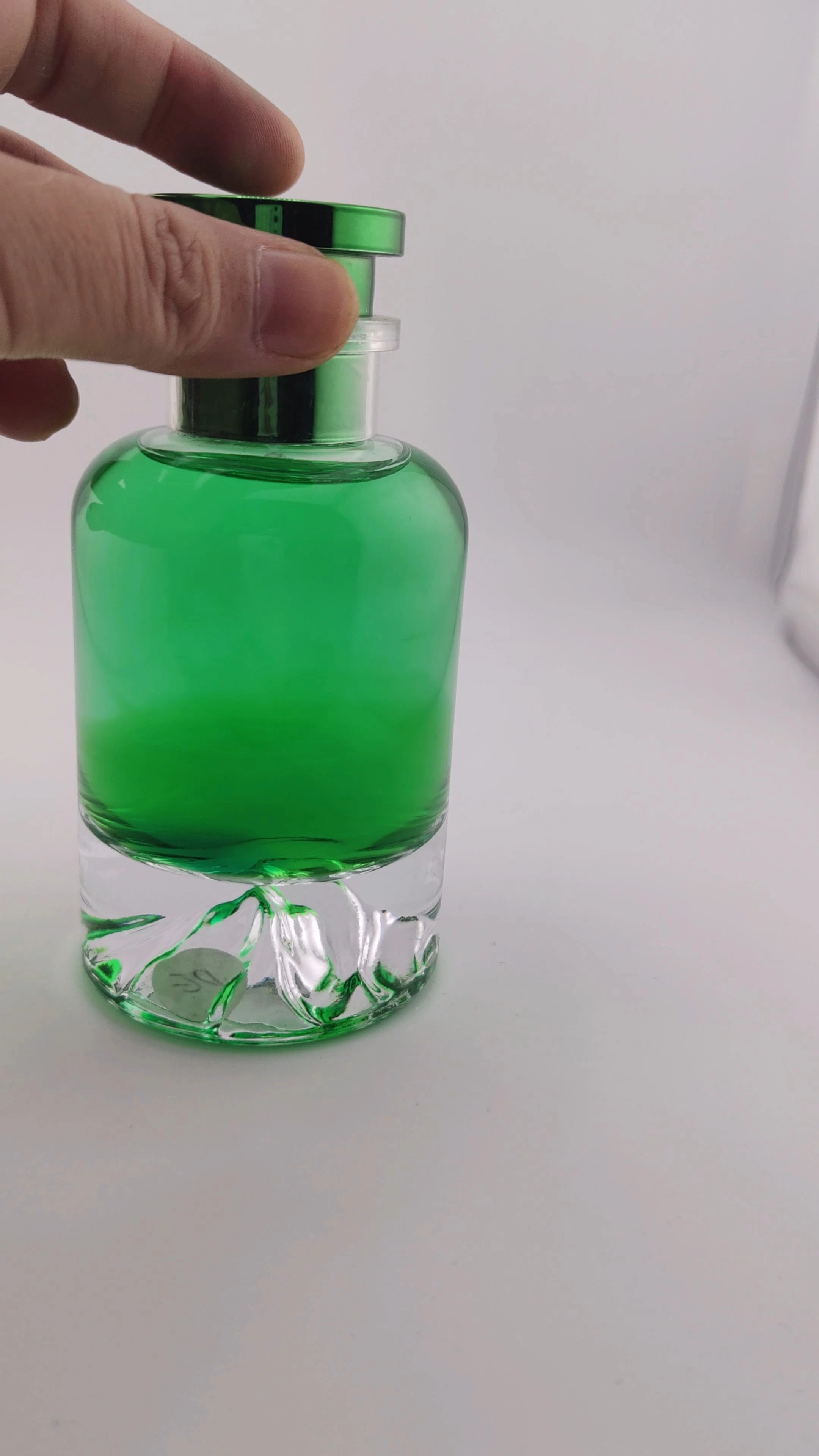 Glamorous green color Glass Perfume Bottle 30ml 50ml 100ml Spray Bottle Unique Crystal Glass Perfume Empty Bottle Luxury With Box Packaging 1