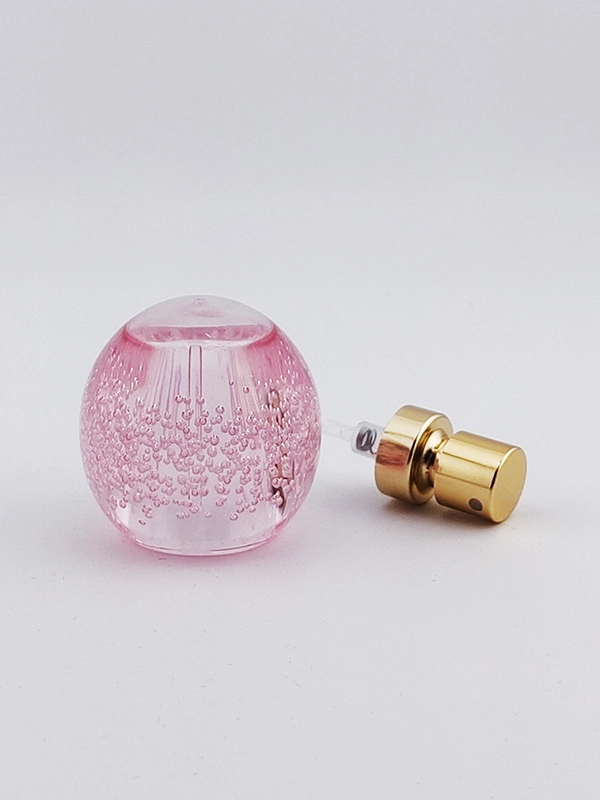 Perfume de alta gama disponible en stock con bomba y tapón de cristal rosa intenso. 1