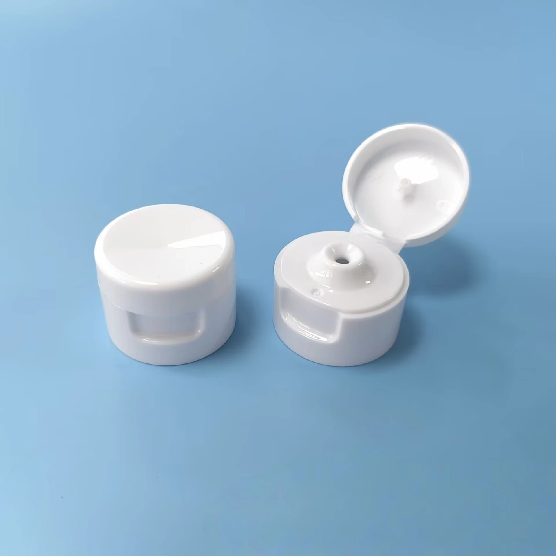 15mm Plastic Flip Top Cap for Cosmetic Tubes and Bottles, 15/410 Ribbed/Smooth Screw Closure, PP Dispensing Cap for Skincare - 16g 1