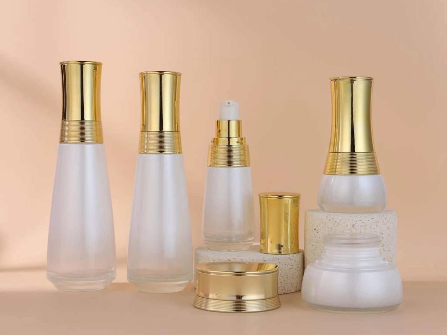 Set de envases para el cuidado de la piel en blanco esmerilado con detalles dorados | Frascos de 120/100/50/30 ml y tarro de crema de 50 g para líneas de hidratación de lujo. 1