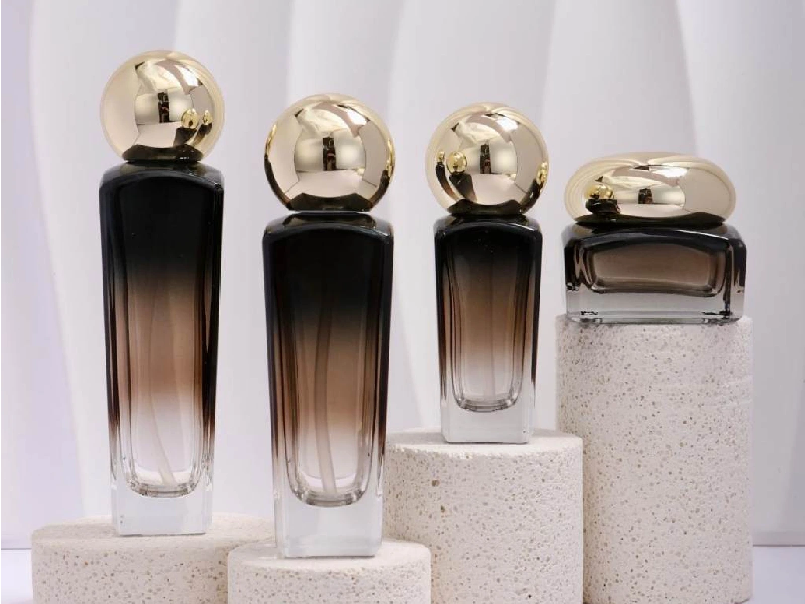 Set de envases para el cuidado de la piel con degradado negro-marrón y tapa dorada | Frascos de 100/80/40 ml y tarro de crema de 50 g para líneas antiedad de alta gama 1