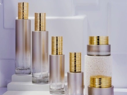 Hautpflege-Verpackungsset mit silber-goldenem Farbverlauf und geripptem Goldverschluss | 120/100/50/30-ml-Flaschen und 50/30-g-Tiegel für luxuriöse Anti-Aging-Linien 1