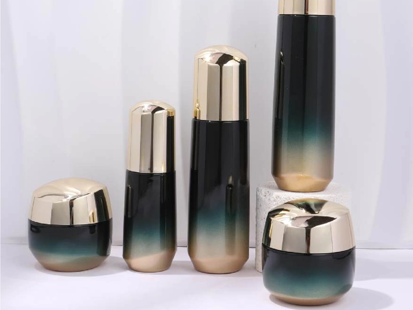 مجموعة تغليف زجاجية قابلة للتخصيص من GlamorousPack، بتصميم متدرج باللونين الأسود والذهبي، متوفرة بأحجام 120 مل، 100 مل، 40 مل، 50 غ، 30 غ، للعناية الشخصية، والعناية بالبشرة، والعناية بالوجه. 1
