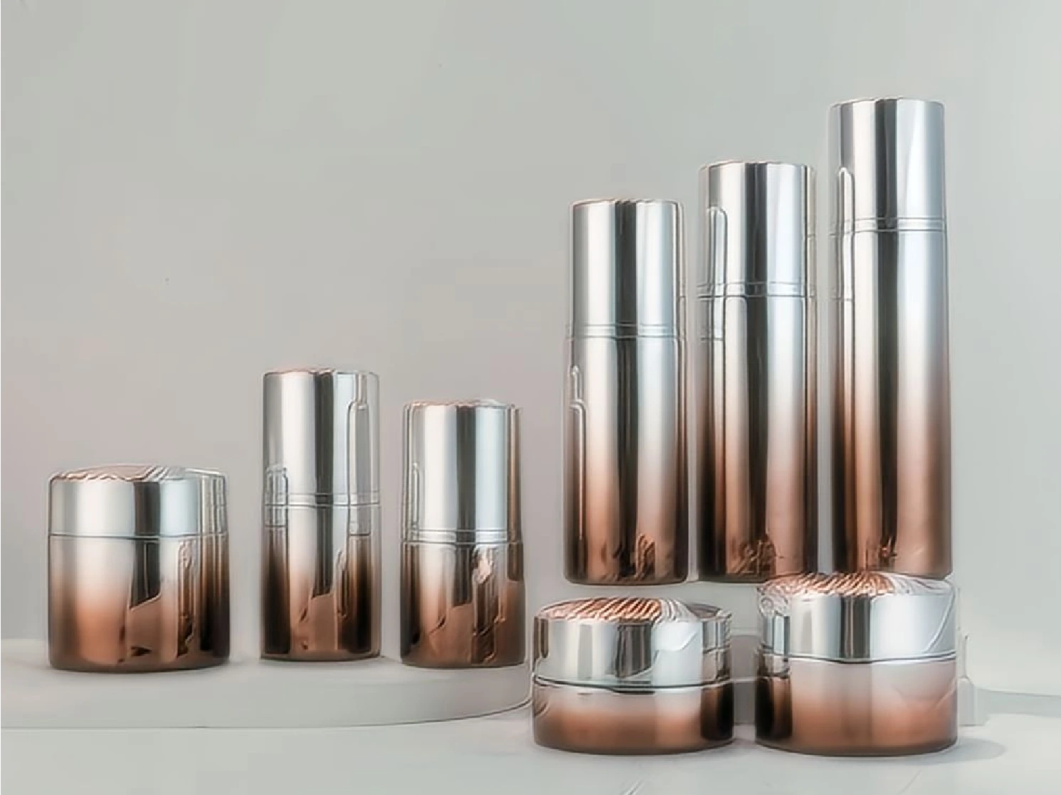 Set de envases metálicos con degradado plata-bronce para el cuidado de la piel | Frascos de 150/120/100/50/30 ml y tarros de 100/50/30 g para líneas antiedad de lujo 1