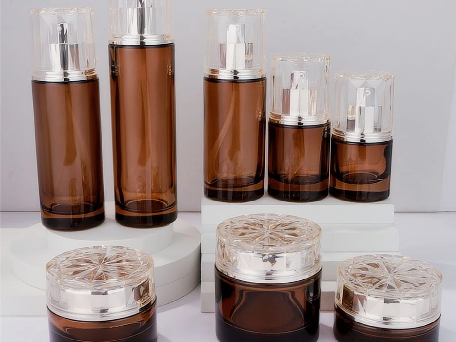 Amber Brown with Diamond-Cut Crystal Cap Skincare Packaging Set | 150/120/100/50/30ml Bottles & 100/50/30g Jars for Anti-Aging Lines （中文：琥珀棕水晶切割盖护肤包材套装 | 1 1
