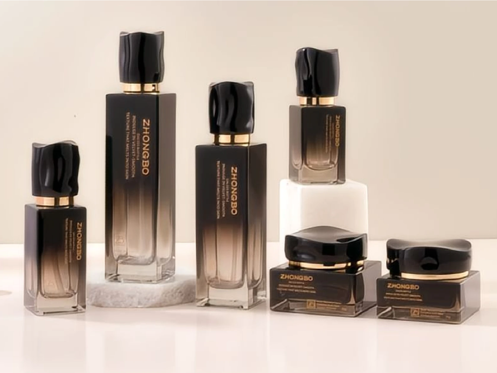 Set de envases cuadrados para el cuidado de la piel con degradado negro y dorado y tapa esculpida | Frascos de 120/100/40/30 ml y tarros de 50/30 g para líneas antiedad de lujo 1