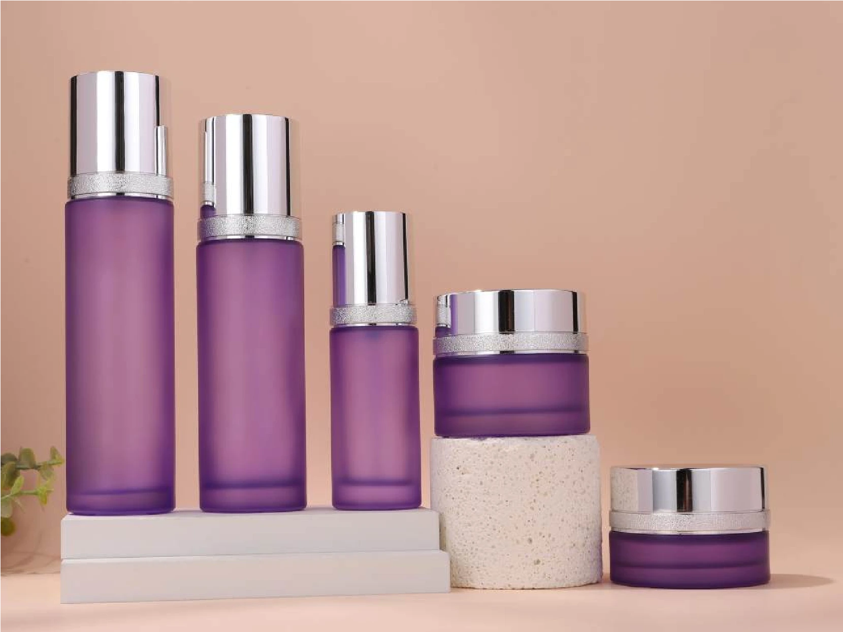 Coffret de soins pour la peau violet mat avec bouchons argentés et pailletés | Flacons de 120/100/40 ml et pots de 50/30 g pour des gammes anti-âge élégantes 1