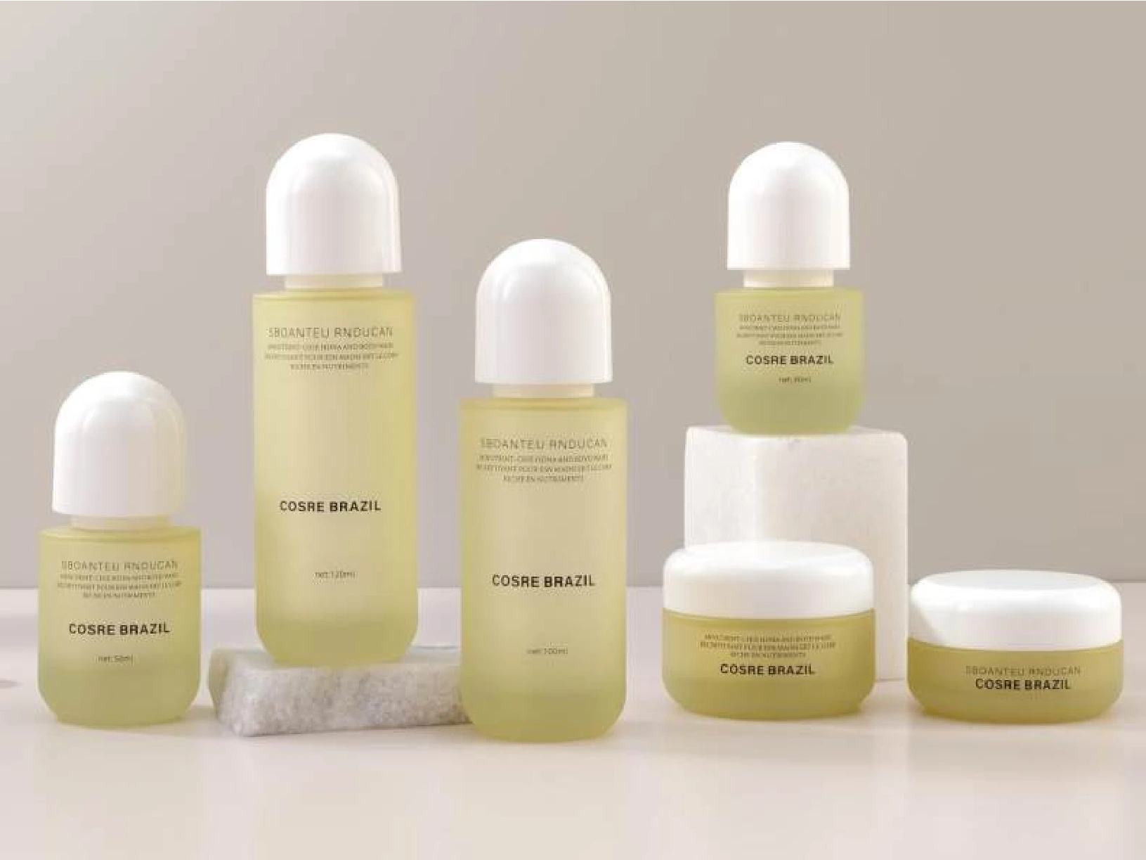 Set mit mattierten, hellgelben Hautpflegeverpackungen und weißen Kuppeldeckeln | 150/120/100/50/30-ml-Flaschen und 50/30-g-Tiegel für sanfte, pflanzliche Pflegeprodukte 1