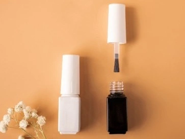 Originale, individuell bedruckte Nagellackflasche aus Glas (5 ml) in Schwarz-Weiß mit Pinsel – inklusive Logodruck. 1