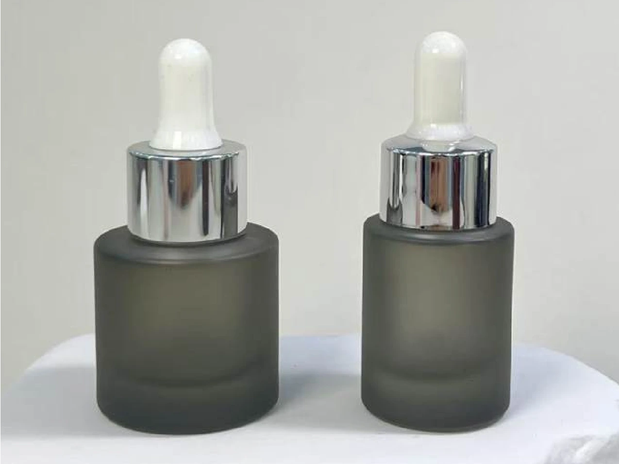 GlamorousPack Customized Grey 10ml 15ml Glass Cosmetic Skincare Packaging Essential Oil Serum Bottles with Dropper 1
