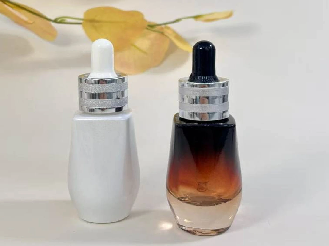 GlamorousPack Customized Gradient Amber or White 20ml Cosmetic Skincare Packaging Essential Oil Serum Glass Bottles 1