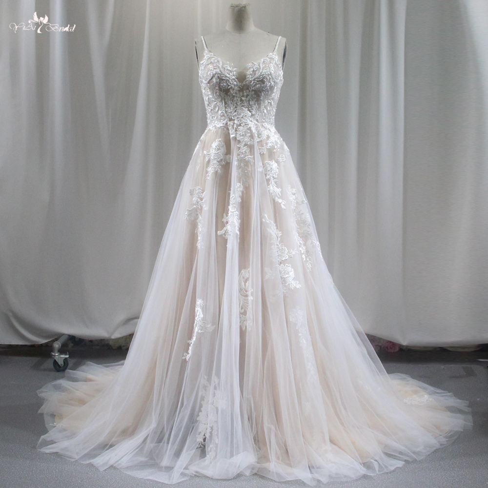 Neues Brautkleid mit V-Ausschnitt RSW1837, ärmelloses, böhmisches Braut-, rückenfreies, flauschiges Rock-Brautkleid mit 3D-Blumenschwanz 9