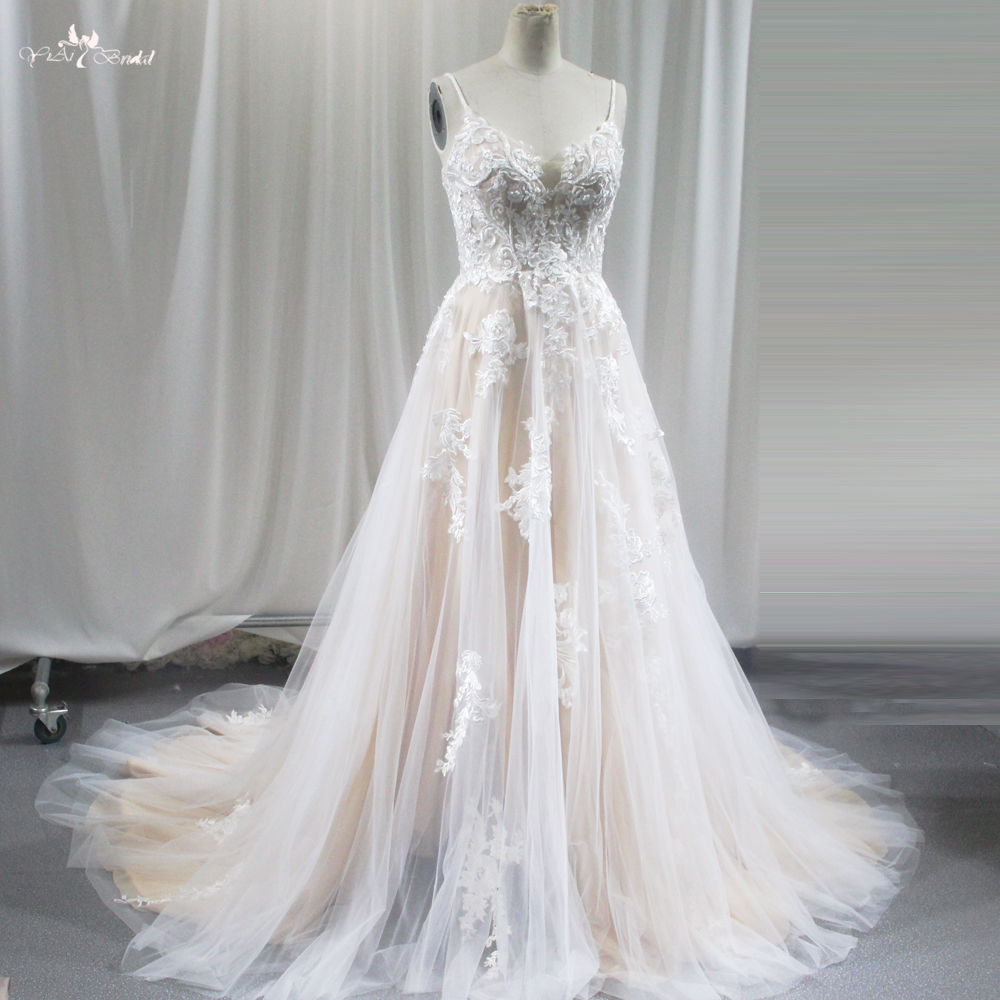 Neues Brautkleid mit V-Ausschnitt RSW1837, ärmelloses, böhmisches Braut-, rückenfreies, flauschiges Rock-Brautkleid mit 3D-Blumenschwanz 6