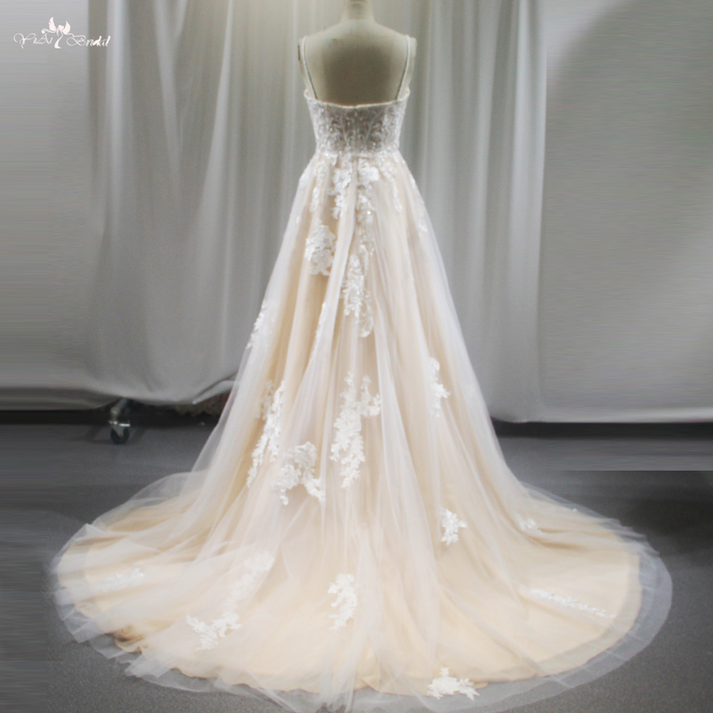 Neues Brautkleid mit V-Ausschnitt RSW1837, ärmelloses, böhmisches Braut-, rückenfreies, flauschiges Rock-Brautkleid mit 3D-Blumenschwanz 7