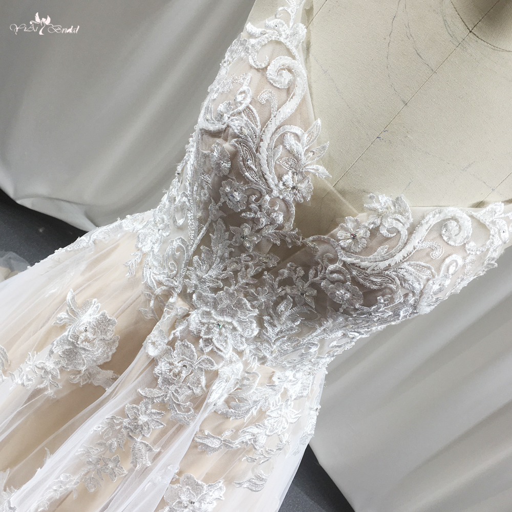 Neues Brautkleid mit V-Ausschnitt RSW1837, ärmelloses, böhmisches Braut-, rückenfreies, flauschiges Rock-Brautkleid mit 3D-Blumenschwanz 8